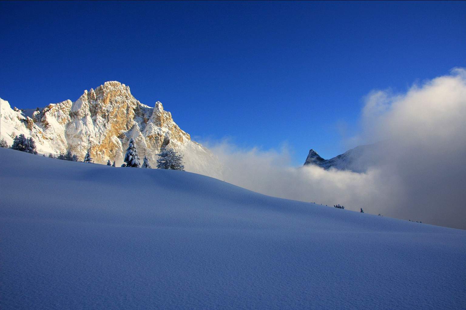 Montagne enneigée près de l'Hôtel l'Alpin à Landy en Savoie proche du Domaine des Arcs